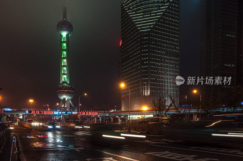 中国上海- 2012.11.25:上海的“东方明珠”电视塔。上海是中国主要的商业和旅游中心之一。